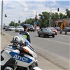 Красноярским водителям напомнили о запрете разворота на популярной и аварийно-опасной дороге