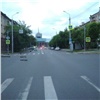В центре Красноярска водитель сбил женщину, извинился и уехал. Объявили в розыск