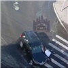 В центре Красноярска пенсионер на кроссовере сбил пешехода, который медленно переходил дорогу (видео)