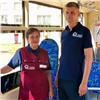 «Рубашки поло и фартуки цвета бордо»: экипажи красноярских автобусов переодели в летнюю форму