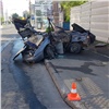 В Красноярске Mazda «обняла» столб на Киренского. Водитель и пассажир погибли, еще двое в больнице (видео)