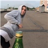 Красноярцы присоединились к челленджу по открыванию бутылки ногой (видео)