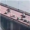 «Хоть в реку не улетел»: красноярцы обсуждают нелепое ДТП с участием байкера на выделенной полосе Коммунального моста (видео)