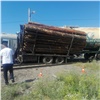 В Лесосибирске грузовик с лесом столкнул с путей железнодорожную цистерну с бензином