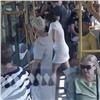 Красноярка выронила ребенка из коляски при выходе из автобуса и обвинила в этом водителя (видео)