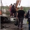 Жителей Канска после ливня переносили через разрытую дорогу в ковше экскаватора