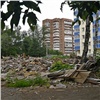 Жители красноярских Белых Рос ещё месяц будут жить среди мусора от разрушенных домов