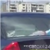 Красноярская автоледи прокатила маленькую дочку на задней полке автомобиля и получила штраф (видео)