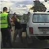 В Красноярском крае женщина прокатилась по деревне на «Ниве» и разгромила полицейский автомобиль (видео)