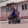 «Чтобы снова не сбили на дороге»: красноярец смастерил необычную инвалидную коляску (видео)