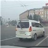 Автохам на микроавтобусе проехал на «красный» в Красноярске и получил штраф. Сдал другой водитель (видео)