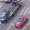 В Красноярске автомобиль скатился с эвакуатора перед оживленным перекрестком (видео)
