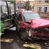 В центре Красноярска водитель Nissan неправильно поняла сигнал автобуса и врезалась в него (видео)