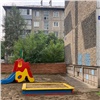 После жалоб жителей красноярский двор очистили от опасной мраморной крошки