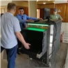 На входе в мэрию Красноярска поставили огромные сканеры. Усиливают охрану 