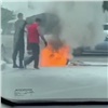 На Караульной во время движения вспыхнула машина (видео)