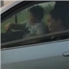 «Дал порулить в пробке»: ещё один красноярец разъезжал с ребёнком на коленях по городу и попался (видео)