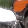 На трассе под Красноярском грузовик с прицепом протаранил «Тойоту». Двое погибших (видео)