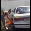 Красноярка помыла машину в озере Мясокомбината и окатила очевидцев грязной водой (видео)