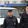 Полицейские из Железногорска донесли больного дедушку до машины скорой помощи и получили благодарность