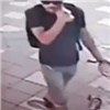 В Норильске мужчина в тёмных очках вынес из магазина самокат. Решили искать через соцсети (видео)