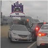 На правобережье Красноярска неопытная автоледи уходила от столкновения и протаранила машину на встречке (видео)
