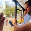 Красноярский чиновник на себе проверил работу безналичной оплаты в автобусах