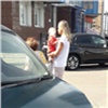 В Белых Росах женщина оставила ребенка на полчаса в запертой машине. Очевидцы вызвали полицию (видео)