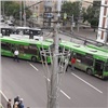 В центре Красноярска два автобуса не поделили дорогу и устроили ДТП (видео)