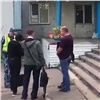 Под окнами красноярского общежития нашли труп младенца. По подозрению в убийстве задержан отец (видео)