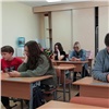 «Защищаться бесполезно»: красноярские школы разрешили детям пользоваться гаджетами на уроках
