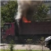 На Авиаторов водитель грузовика засыпал дорогу горящим мусором (видео)