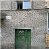 В стенах пятиэтажки на Новосибирской появились трещины. Ремонт фасада планируется через 25 лет