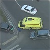 В Красноярске на аварийном повороте водитель Toyota устроил ДТП, а потом въехал в дом (видео)