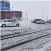 Из-за снегопада закрыли дорогу в аэропорт Норильска. Жители начали лепить снеговиков