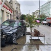 После ДТП в центре Красноярска внедорожник вылетел на тротуар и врезался в магазин (видео)