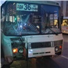 Автобус уронил столб на проспекте Мира и выбил им стекло в здании полиции (видео)
