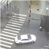 В центре Красноярска велосипедист несся на красный и попал под машину (видео)