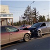 В центре Красноярска Toyota «поскользнулась» на луже и врезалась в Nissan