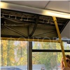 На пассажирку в красноярском автобусе на ходу упал потолок