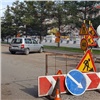 На Металлургов в Красноярске начали латать ямы на дороге и тротуары после сноса ларьков
