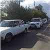 Семафорную в Красноярске поставил в серьёзную пробку «паровозик» из трёх машин