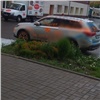 В Красноярске припаркованный возле городского архива Mitsubishi изуродовали пошлыми рисунками 