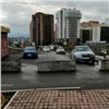В красноярском Солнечном неизвестные перекопали единственный проезд к многоэтажке (видео)