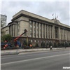 У здания правительства Красноярского края взамен вырубленных посадили новые ели 