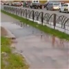 Авария на магистральном водопроводе в Центральном районе оставила без холодной воды дома на 21 улице (видео)
