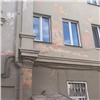 Фасад дома в центре Красноярска раскрошился через год после ремонта