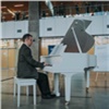 Красноярцам разрешили играть на новом рояле в аэропорту