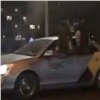 Красноярки прокатились по городу, сидя на дверях такси. Наказали водителя (видео)
