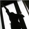 Двое красноярцев 8 часов насиловали проститутку. Сбежала через окно и получила травмы (видео)
